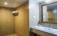 In-room Bathroom 6 Hotel Kalinga Ashok