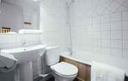 Toilet Kamar 4 Langley Hotel Victors