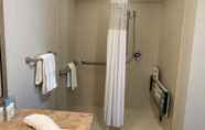 ห้องน้ำภายในห้อง 4 Hampton Inn & Suites California University-Pittsburgh