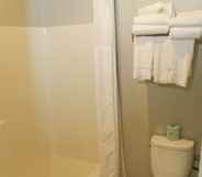 In-room Bathroom 3 Country Inn & Suites by Radisson, Prineville, OR