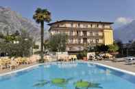 Swimming Pool Hotel Garda Bellevue