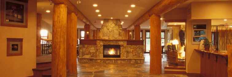 Lobby Snow Creek Lodge by Fernie Lodging Co