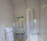 Toilet Kamar 3 Ramnee Hotel