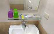 Toilet Kamar 7 Pineapple Backpackers Hostel