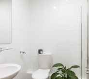 In-room Bathroom 6 SACO Bristol- West India House