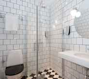 In-room Bathroom 2 Clarion Collection Hotel Borgen