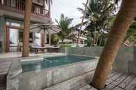 Kolam Renang Skinny Beach House