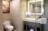 In-room Bathroom 7 Hyatt Place Shenzhen Airport