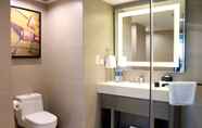 In-room Bathroom 7 Hyatt Place Shenzhen Airport