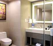 In-room Bathroom 7 Hyatt Place Shenzhen Airport