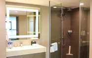 In-room Bathroom 6 Hyatt Place Shenzhen Airport