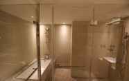 Toilet Kamar 2 Hotel Midtown Richardson