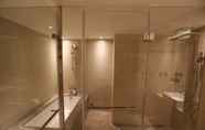In-room Bathroom 2 Hotel Midtown Richardson