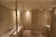 In-room Bathroom Hotel Midtown Richardson
