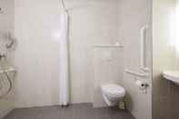 Toilet Kamar B&B Hotel Saint-Malo Sud