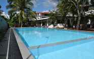 Kolam Renang 6 Star Holiday Resort