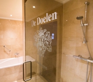 In-room Bathroom 2 Boutique Hotel De Doelen