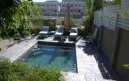 Kolam Renang 6 Conifer Beach House