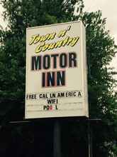 Bangunan 4 Town N Country Motor Inn