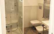 In-room Bathroom 2 Vhome