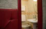 In-room Bathroom 6 Hotel Bella Napoli