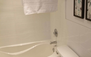 Toilet Kamar 5 MTLVacationRentals - The FabFour