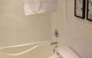 In-room Bathroom 5 MTLVacationRentals - The FabFour