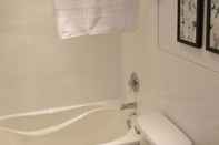 In-room Bathroom MTLVacationRentals - The FabFour