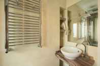 In-room Bathroom Floris Hotel