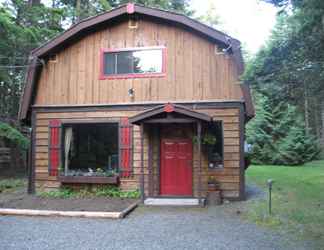 Exterior 2 Cedar Song B & B and Cottage