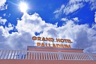 Bên ngoài Grand Hotel Palladium