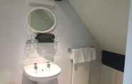 Toilet Kamar 2 Rosehill House Hotel