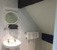 Toilet Kamar 2 Rosehill House Hotel