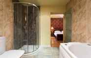 In-room Bathroom 7 Moss Grove Organic