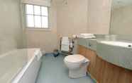 Toilet Kamar 6 Vine, Stafford by Marston's Inns