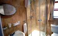 In-room Bathroom 5 New Overlander Inn