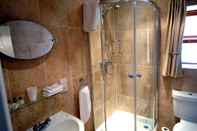 In-room Bathroom New Overlander Inn