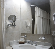 In-room Bathroom 6 Hotel Embajador