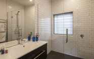 In-room Bathroom 5 22 Hallenstein Apartments by Staysouth