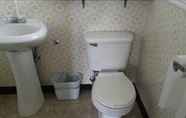 Toilet Kamar 5 Highland Motel