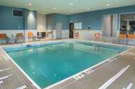 Swimming Pool Holiday Inn Express & Suites Victoria - Colwood, an IHG Hotel