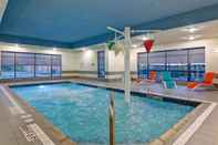 Swimming Pool TownePlace Suites by Marriott Kincardine