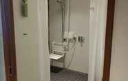 In-room Bathroom 4 Hampton by Hilton Frankfurt City Centre