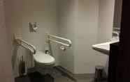 Toilet Kamar 7 Hampton by Hilton Frankfurt City Centre