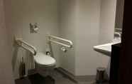 In-room Bathroom 3 Hampton by Hilton Frankfurt City Centre