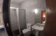 In-room Bathroom 5 Hotel Sunray