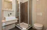 Toilet Kamar 7 Motel Einstein Erding