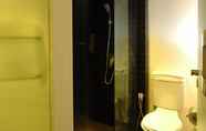Toilet Kamar 4 The Leverage Business Hotel Mergong