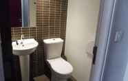 In-room Bathroom 2 Safestay London Elephant & Castle