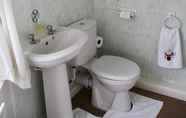 In-room Bathroom 2 Ulceby Lodge